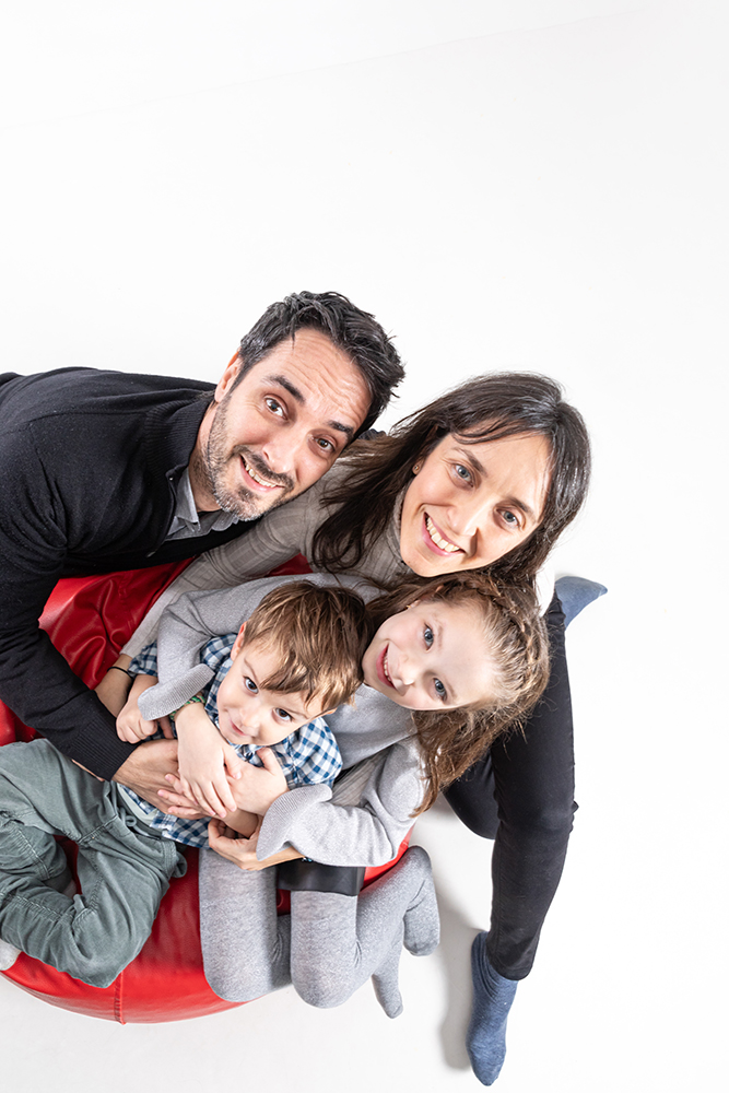 Dos hermanos con sus hijos retrato de familia durante una sesion de reunion familiar