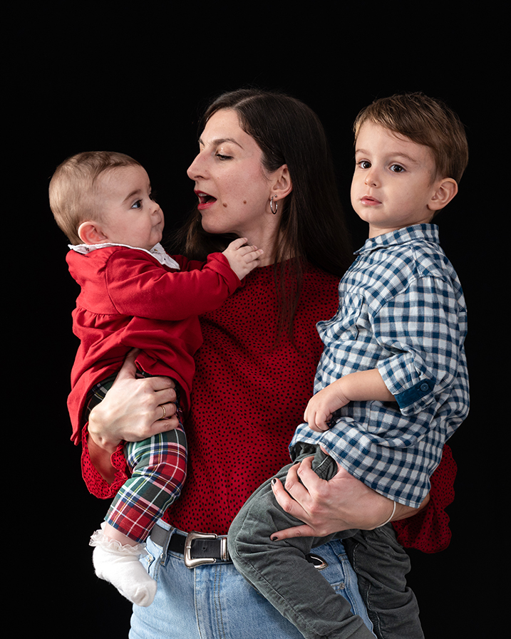 fotografia de reunion familiar con madre y niños en estudio
