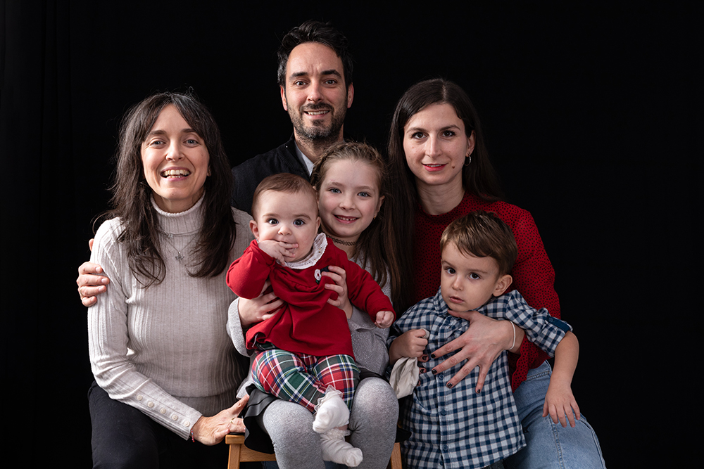 fotografía familiar en estudio en Mollet del Vallès con hermanos y nietos juntos para su madre o abuela