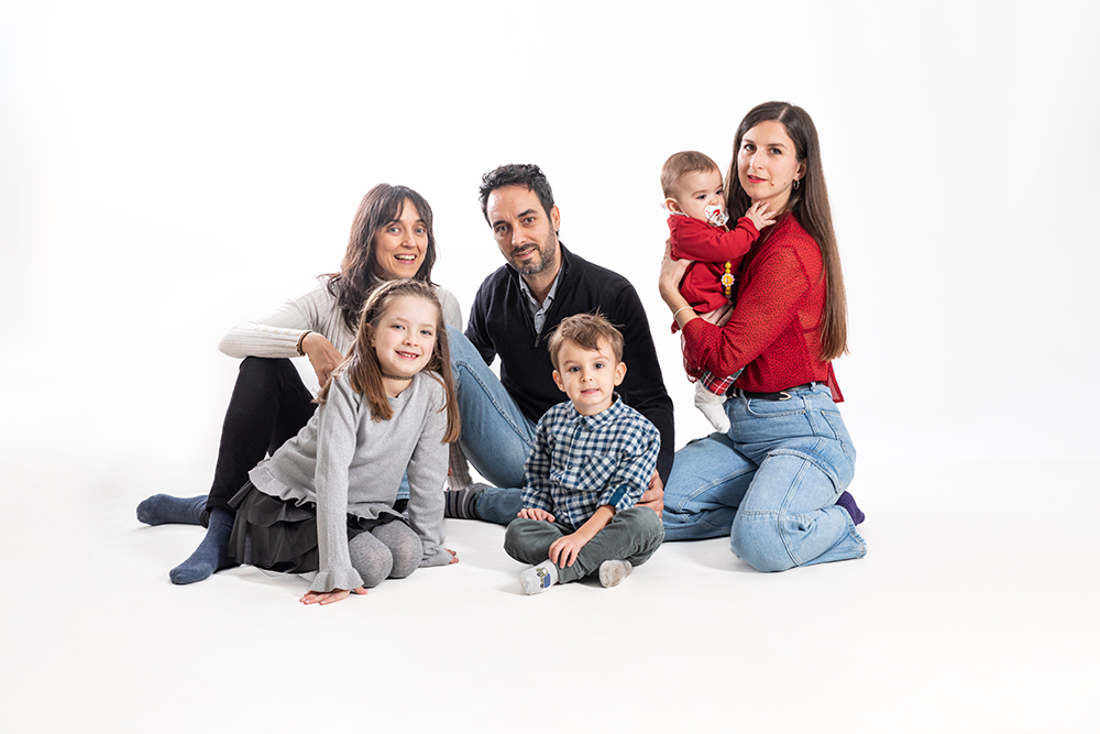 sesion de fotos de reunion familiar en estudio barcelona