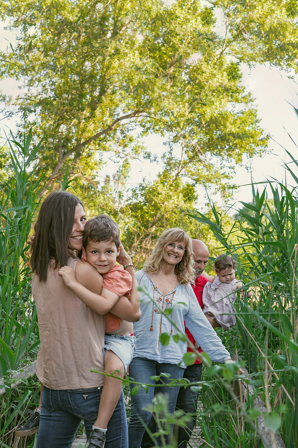 sesión de fotos de familia en exterior en Barcelona