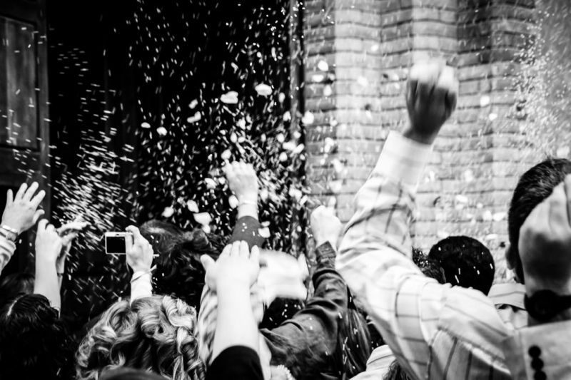 asi se recuerdan las bodas esperando la salida de los novios fotografo de bodas elenirc