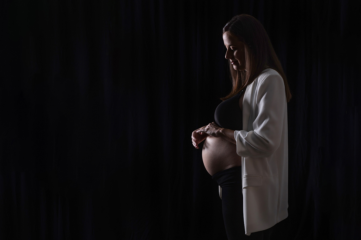 retrato de embarazo en estudio con luz controlada