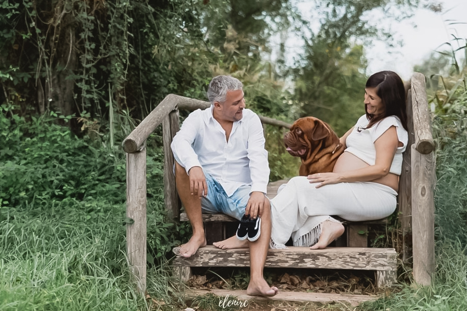 foto embarazo en pareja con perro en el Vallès Barcelona foto embarazo en pareja con perro en el Vallès Barcelona