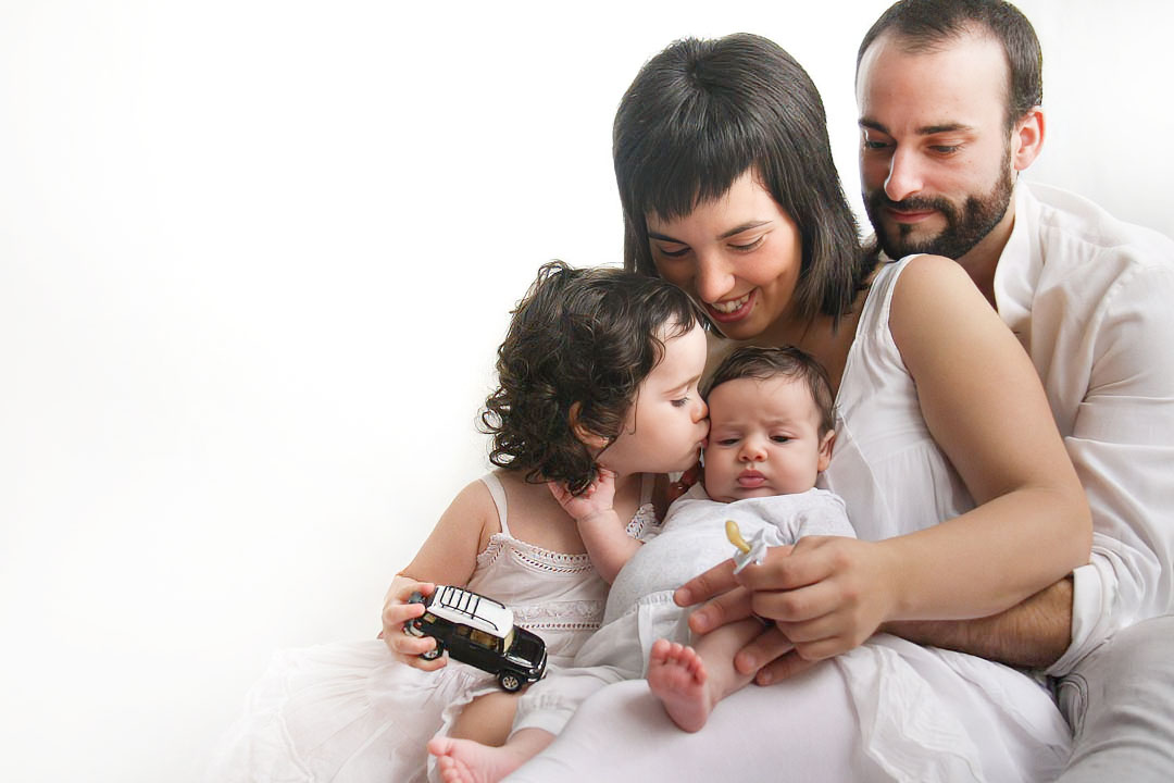 Un bebé de dos meses y su hermanita bebé de dos meses y hermanita durante una sesión de fotos familiar