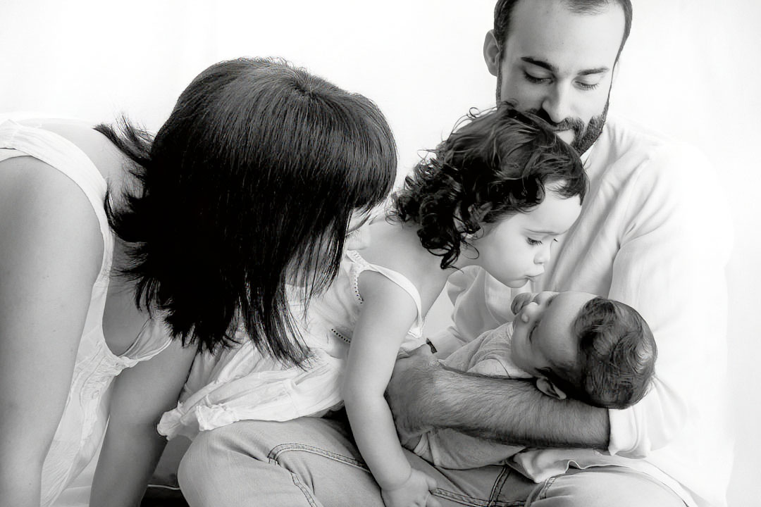 Una nueva forma de estar juntas Fotografía infantil a los dos meses y a los 2 años en blanco y negro por Elena Rubio para Elenircfotografia