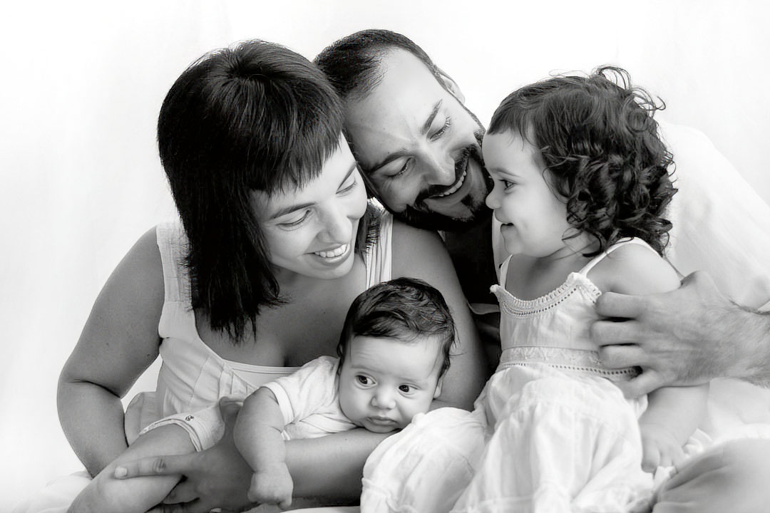 Fotografía de bebé y hermanita fotografía de bebé y hermanita durante una sesión familiar en estudio en Mollet del Vallès