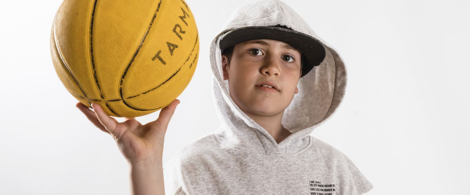 Elenirc Kids · Retrato de baloncesto en Mollet del Vallès Niño con balón de baloncesto en una sesión de retrato deportivo infantil en estudio