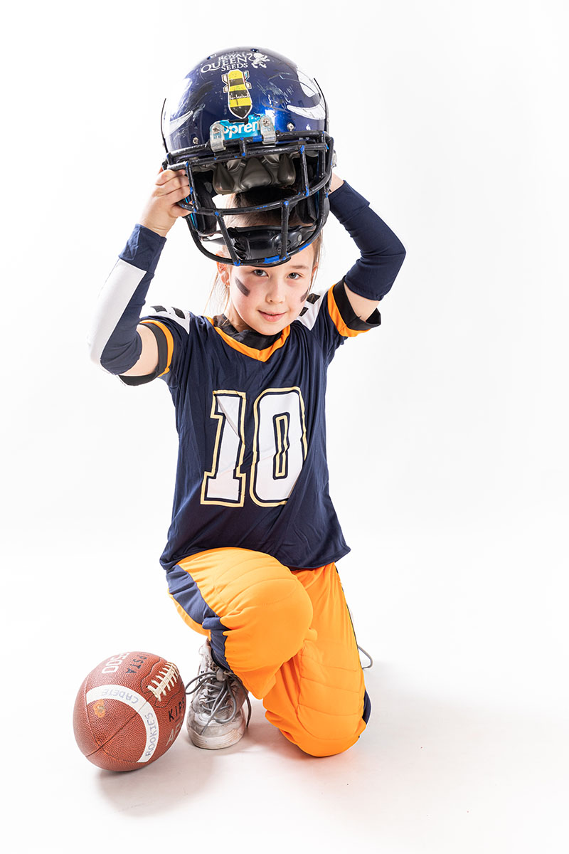 Niña con casco de rugby en una sesión de fotografía Kids en estudio