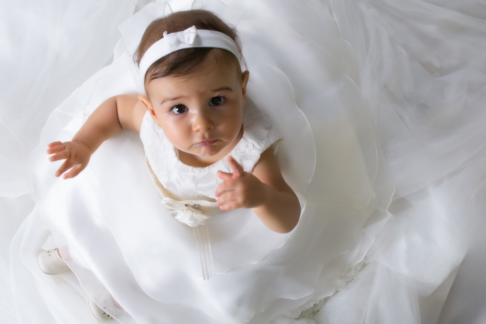 Elenirc Fotografia - Sesion de estudio Bebe Bautizo Mollet del Valles Retrato artístico de un bebé con vestido blanco de bautizo en el estudio de Elenirc Fotografía en Mollet del Vallès, Barcelona.