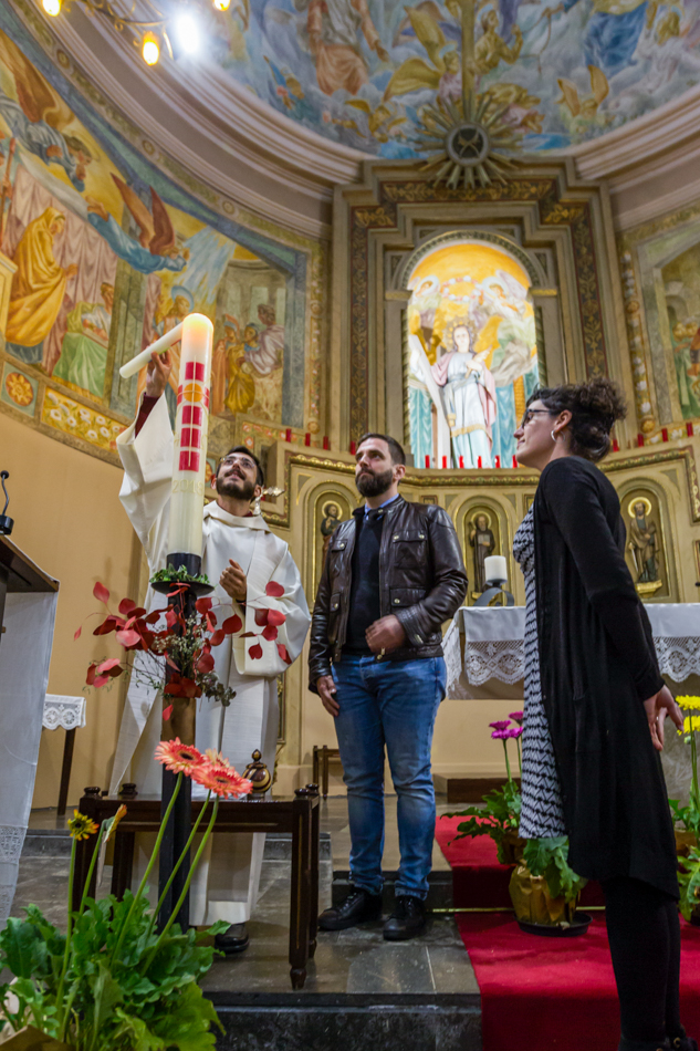 La luz de su primer gran día Ceremonia de bautizo en la iglesia de Santa Eulàlia de Ronçana, fotografía profesional por Elenirc Fotografía.