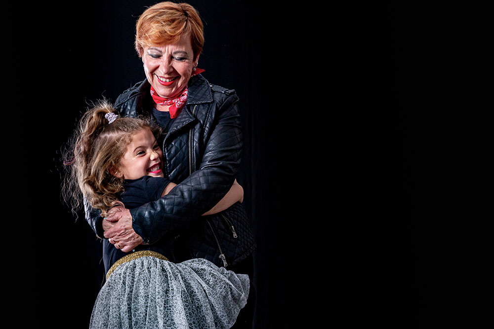 Sesión de fotografía de abuela y nieta en estudio elenirc fotografa de familia en Barcelona 06
