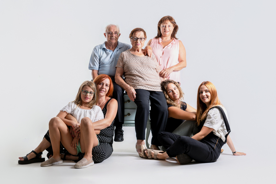Abuelo con su familia en un retrato de varias generaciones en estudio