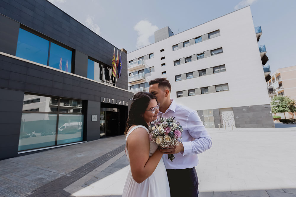 reportaje boda civil en los juzgados de mollet elenirc fotografia Pareja tras boda civil en juzgados de Mollet del Vallès vista cenital con ramo de novia