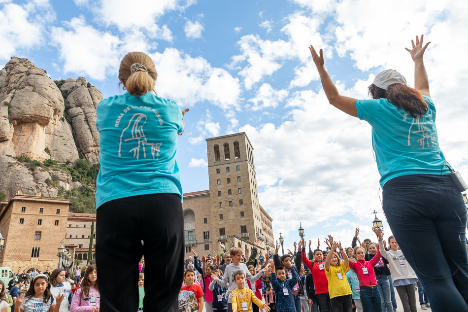 El Tren Missioner 2019 en Montserrat · Elena Rubio Participantes con los brazos levantados durante El Tren Missioner 2019 en Montserrat. Fotografía documental de Elena Rubio.