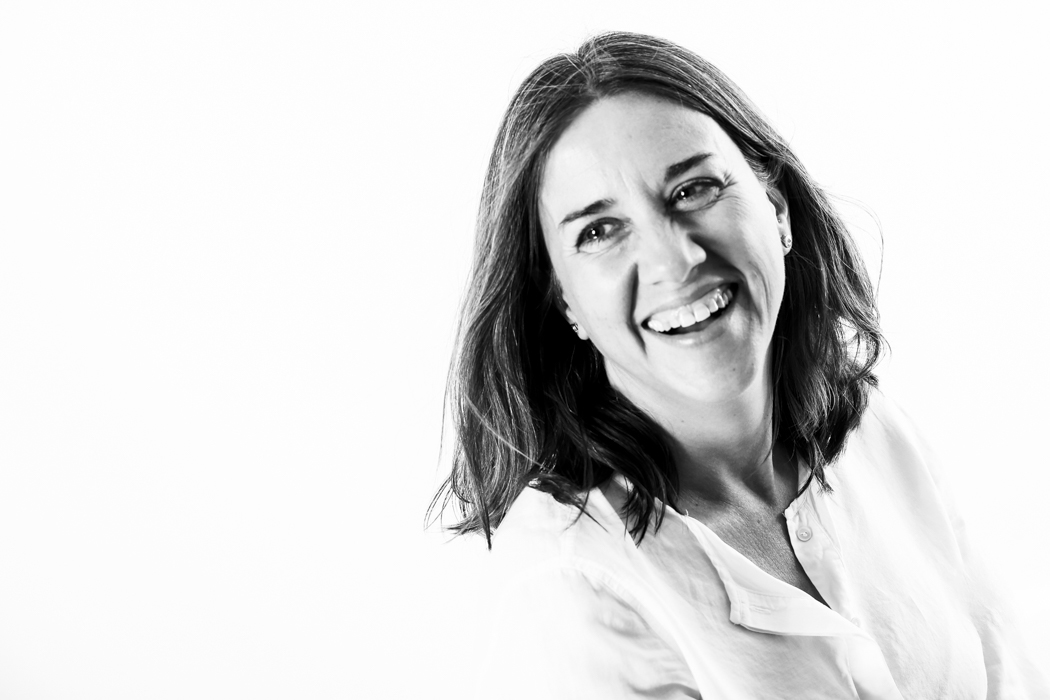 Retrato cercano de una profesional con una sonrisa espontánea durante una sesión de fotografía de marca personal en estudio, por Elena Rubio · Elenirc Fotografia.