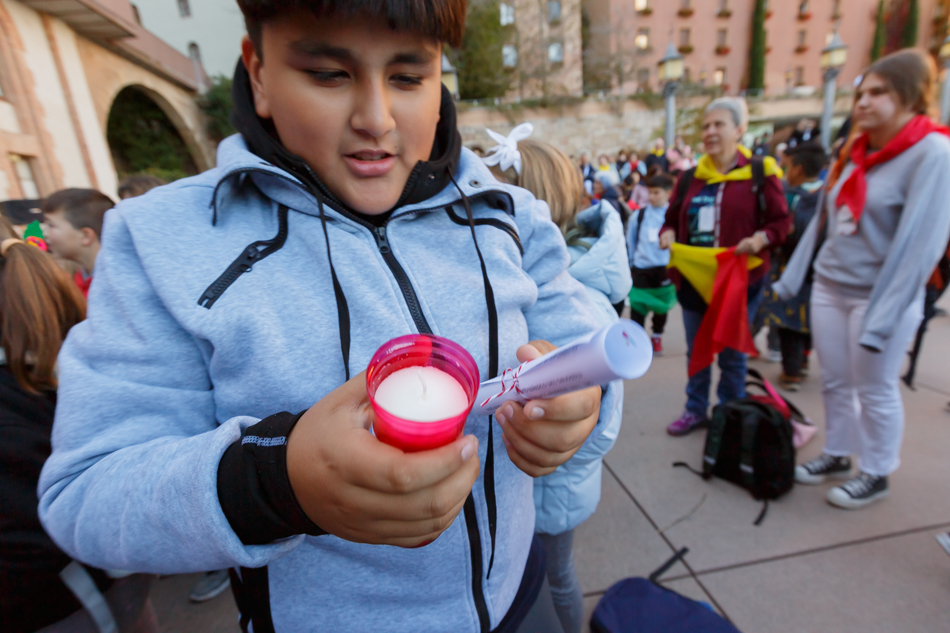 Niño sostiene materiales de una actividad creativa durante el encuentro juvenil de Montserrat.