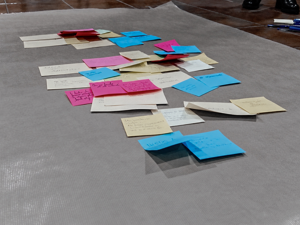 Dinámicas de grupo · Materiales para un taller de gestión emocional Pósits y tarjetas de colores utilizados en una dinámica de grupo durante un taller de gestión de las emociones. Fotografía documental de Elena Rubio · Elenirc Fotografia.