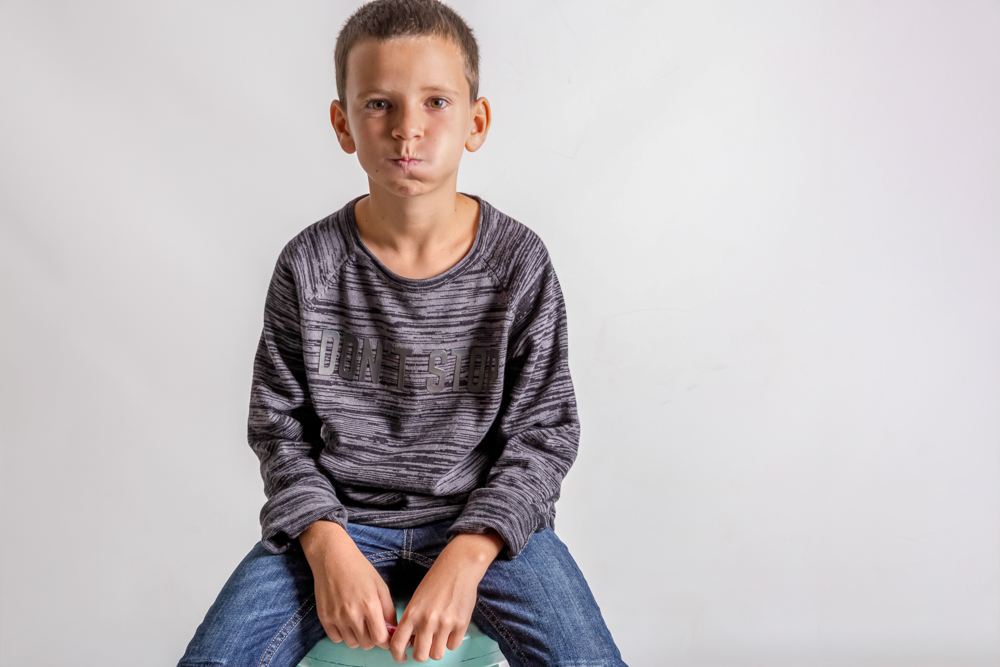 Retrato de niño inflando los carrillos en estudio · Elena Rubio · Elenirc Fotografia fotografia marca personal l elenirc 15